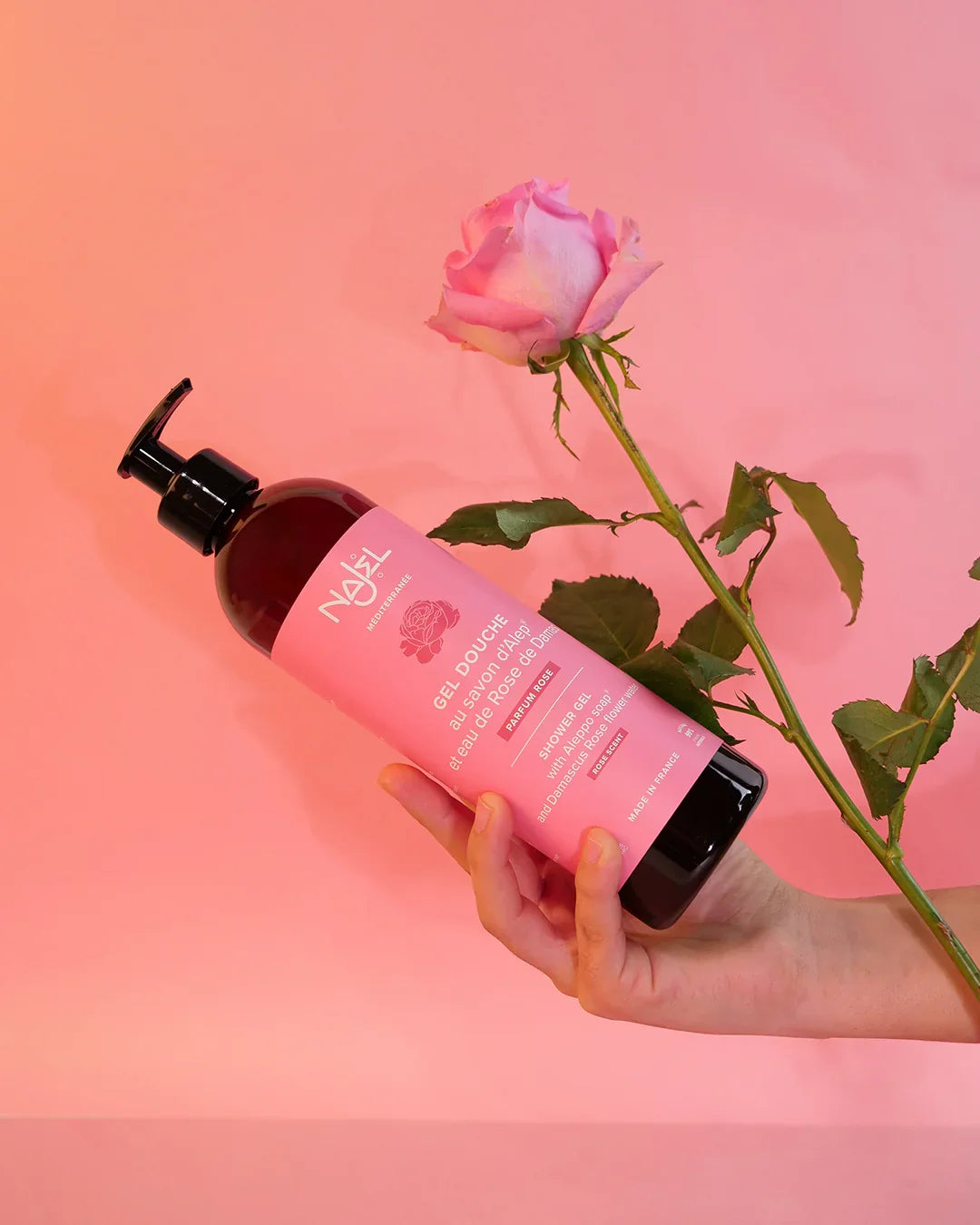Rose scented shower gel with refreshing floral fragrance