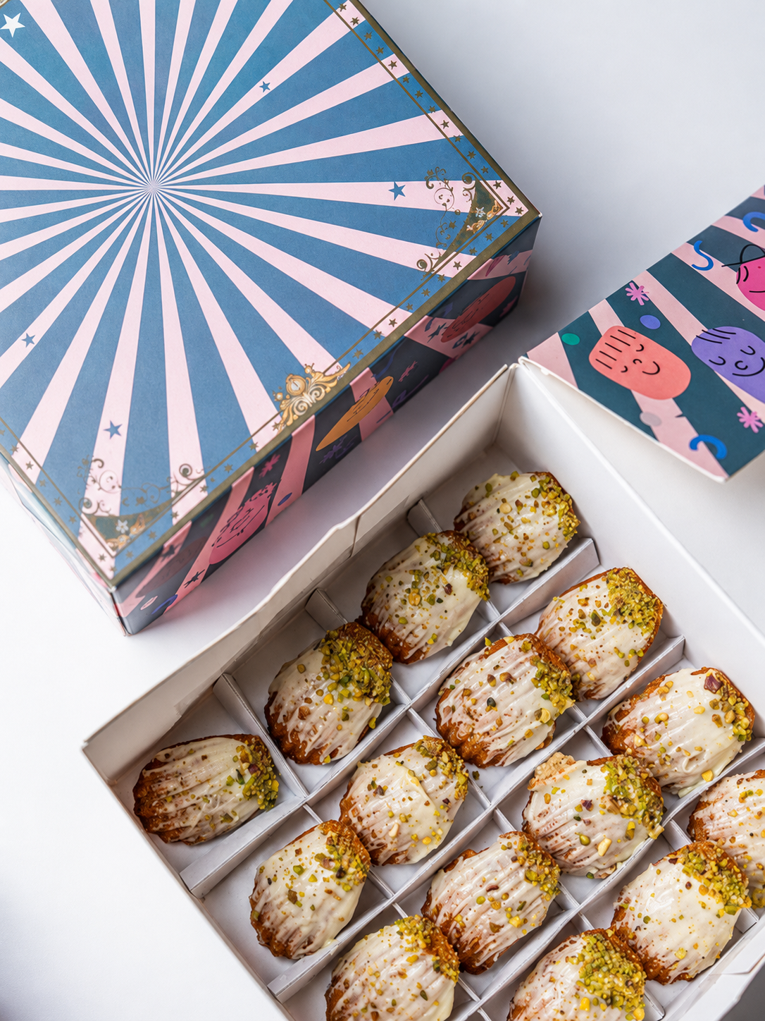 Pistachio &amp; White Chocolate Madeleine – 16 Pcs