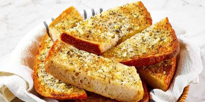 Homemade Garlic Bread: Buttery, Crispy, Savory